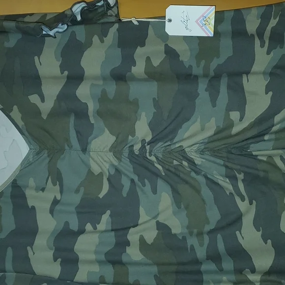 Glitz Camo Top 2X - Picture 2 of 7